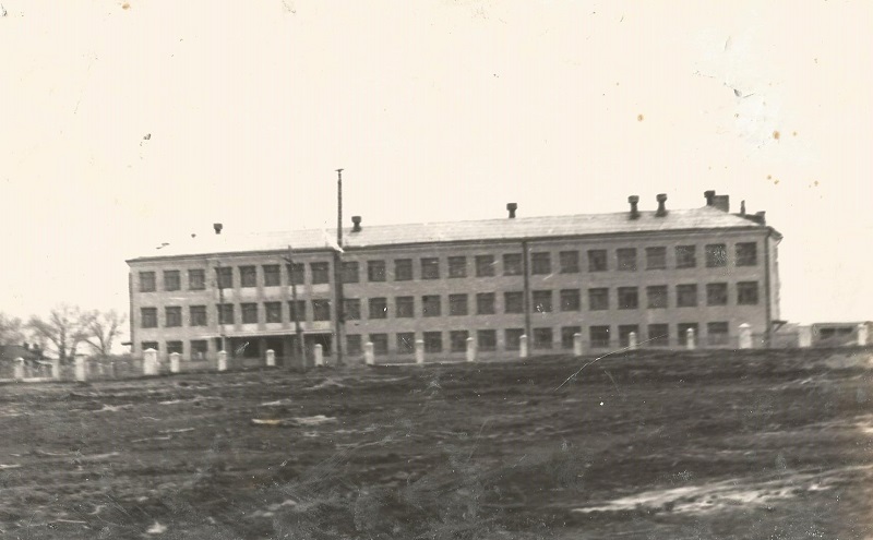 Здание новой школы. 1962 год